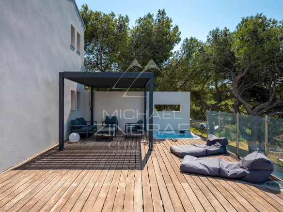 Terrasse en bois avec mobilier moderne et vue sur la mer, maison à Ensuès-la-Redonne.