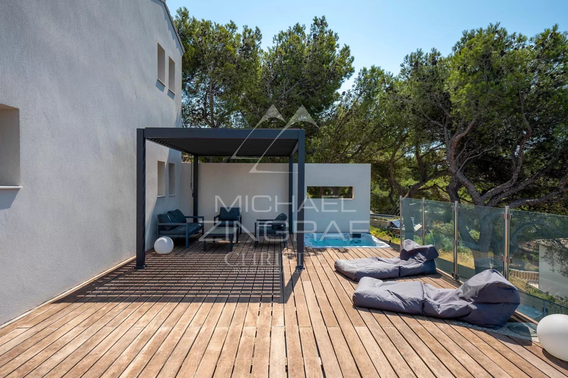 Terrasse en bois avec mobilier moderne et vue sur la mer, maison à Ensuès-la-Redonne.