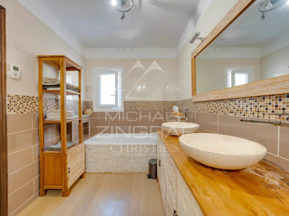 Salle de bain moderne avec baignoire et meuble en bois à Ensuès-la-Redonne.