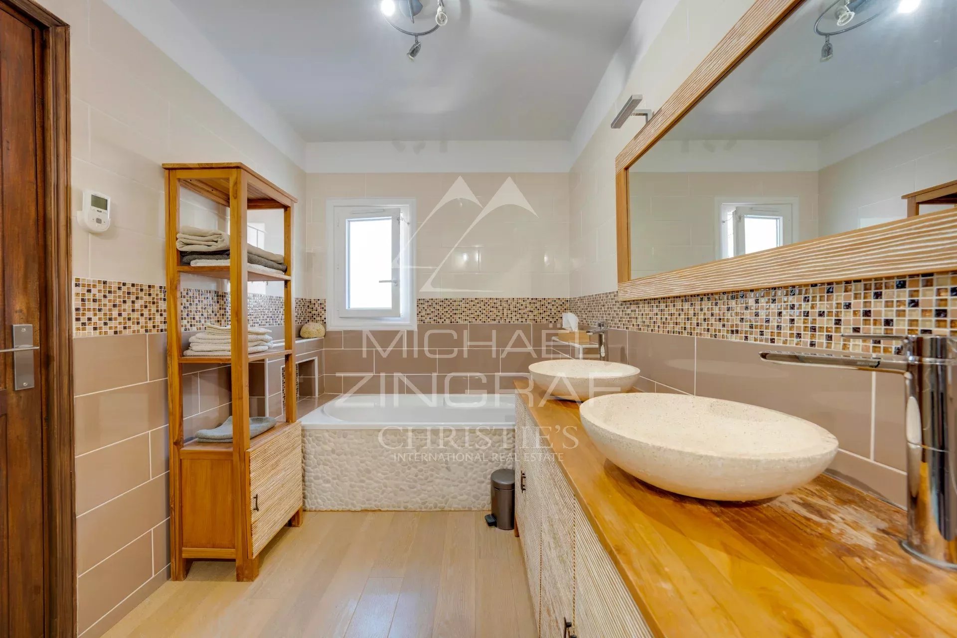 Salle de bain moderne avec baignoire et meuble en bois à Ensuès-la-Redonne.