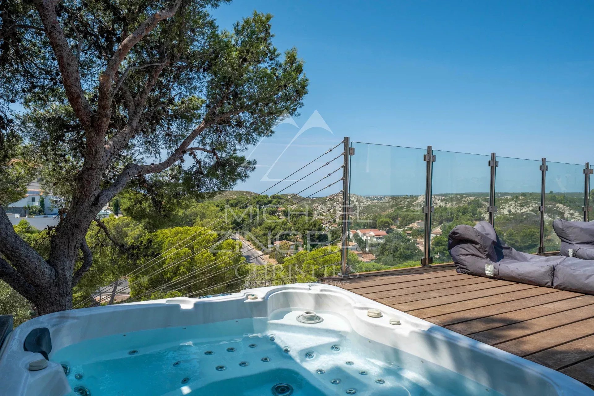 Terrasse avec jacuzzi et vue panoramique sur la mer à Ensuès-la-Redonne.