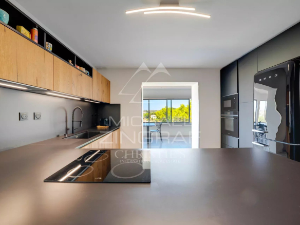 Cuisine moderne avec vue sur la mer à Ensuès-la-Redonne.