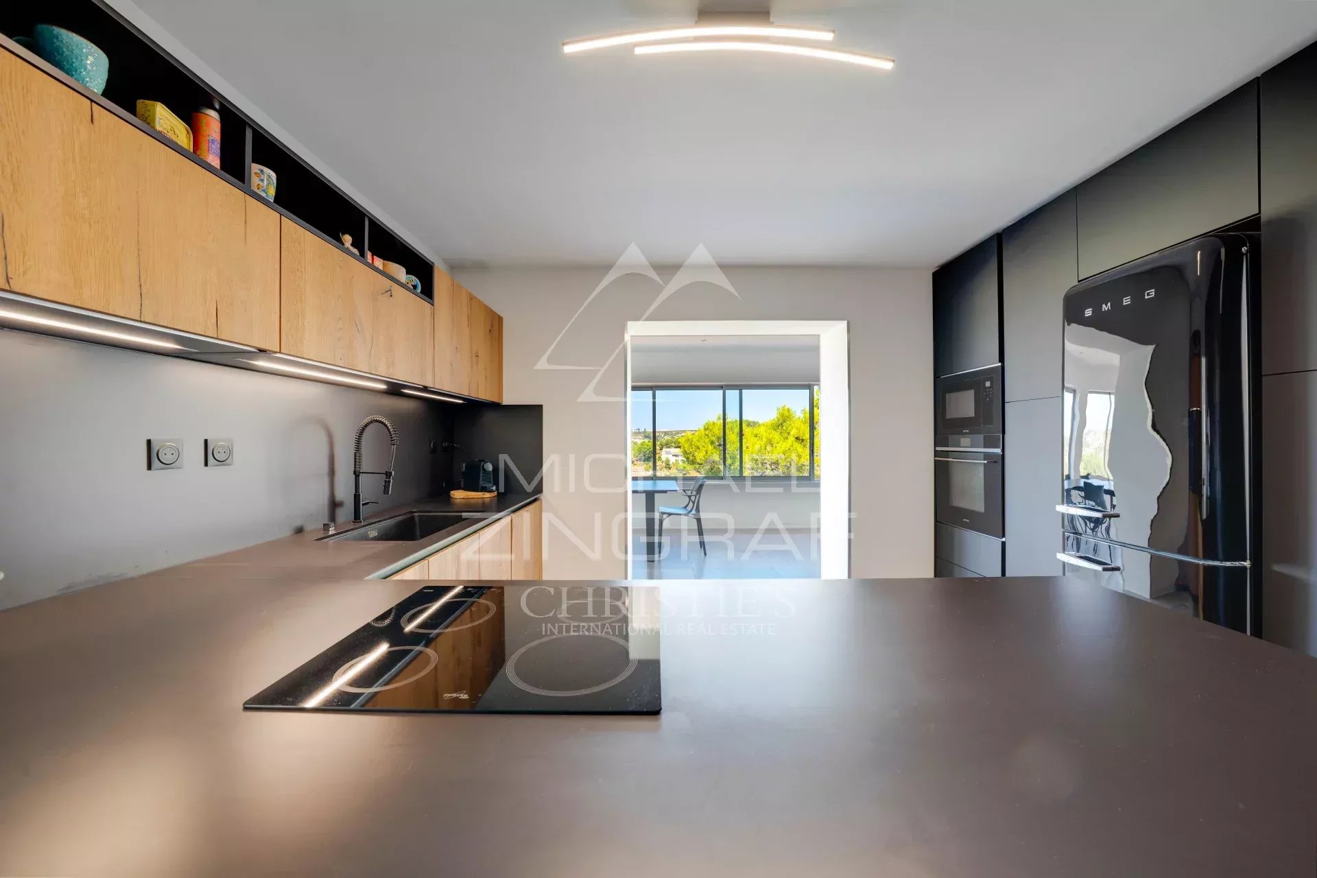 Cuisine moderne avec vue sur la mer à Ensuès-la-Redonne.