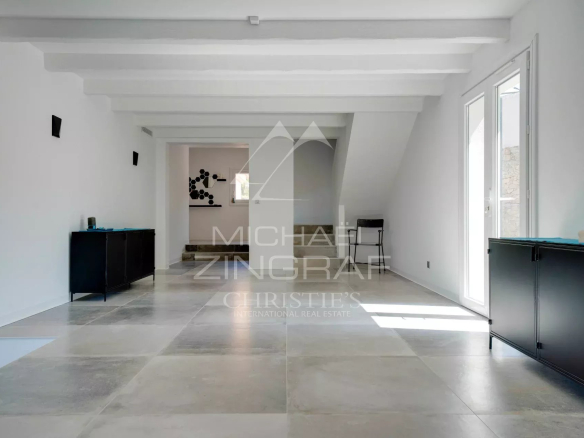 Intérieur d'une villa moderne à Ensuès-la-Redonne avec un sol en carrelage et des murs clairs.
