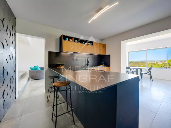 Cuisine moderne avec bar et vue sur la mer à Ensuès-la-Redonne.