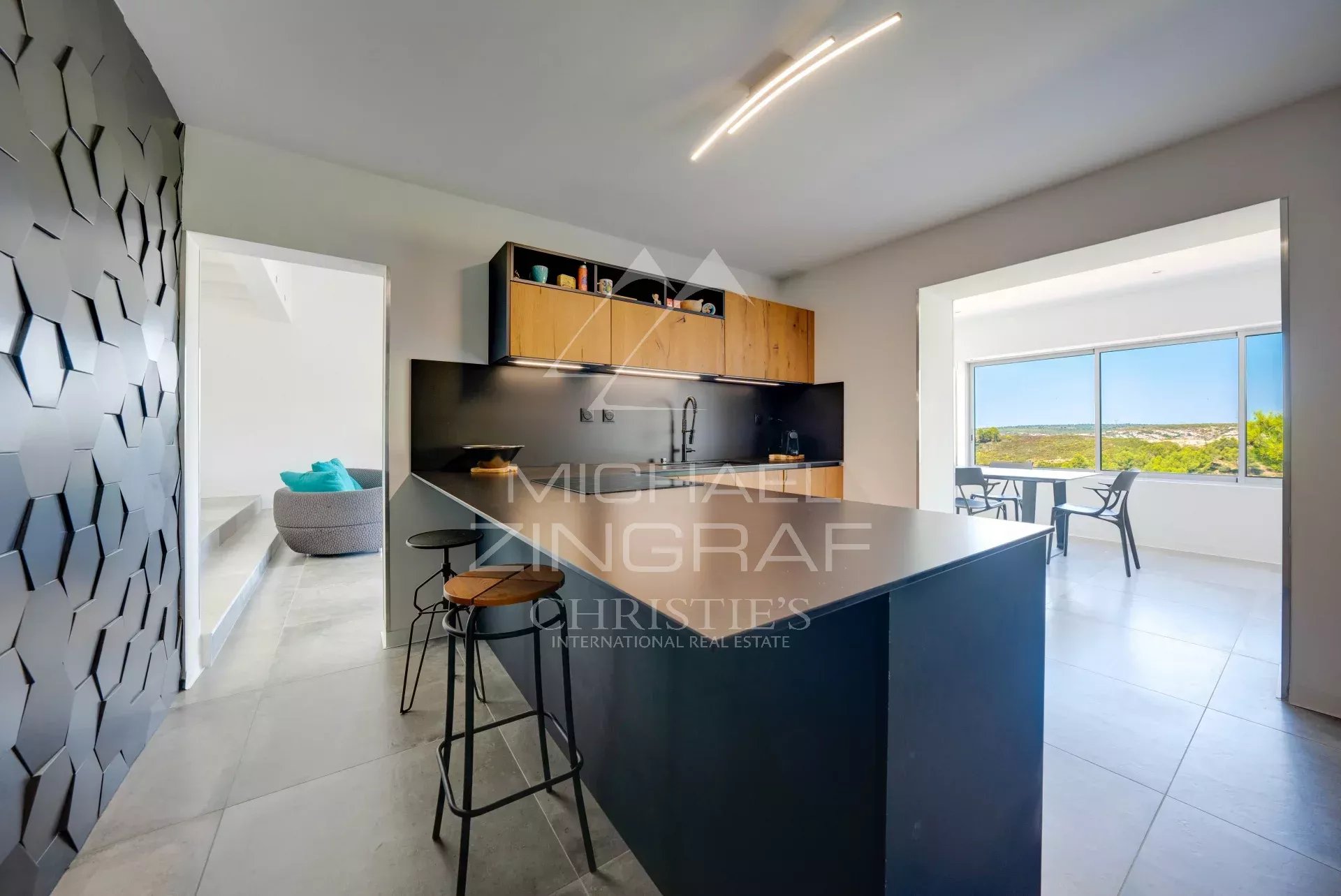 Cuisine moderne avec bar et vue sur la mer à Ensuès-la-Redonne.