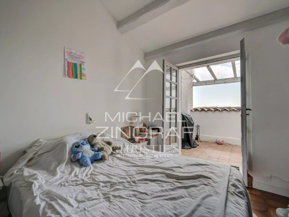 Room in a property in Esparron-de-Verdon with access to a balcony.