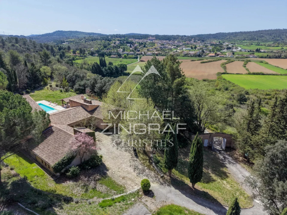 Panoramic view of a 1970s property on a 2.7 hectare park in Rians.