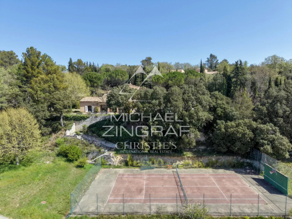Panoramic view of a property with park and tennis court near Aix-en-Provence.