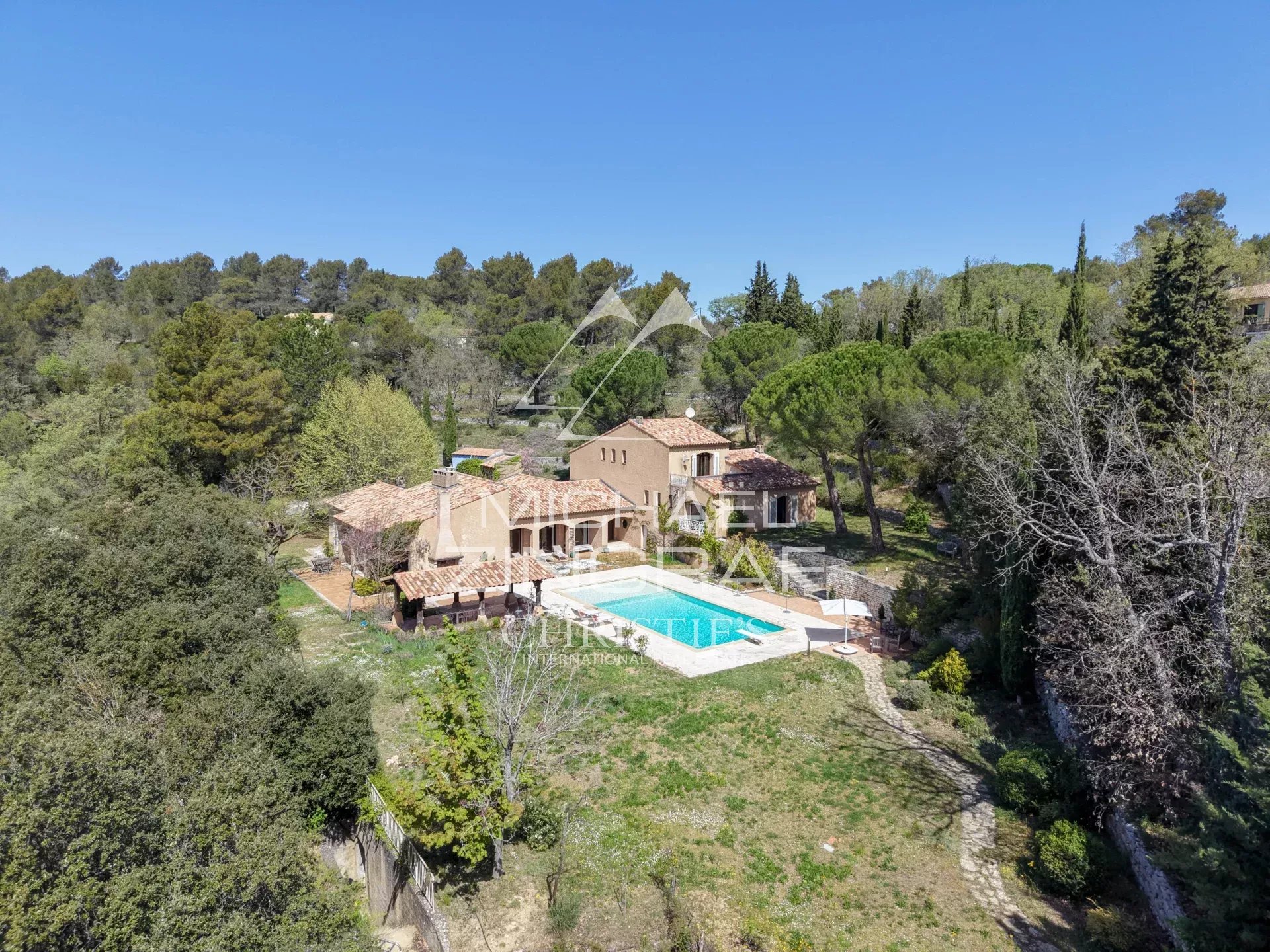 Exceptional property in Rians Panoramic view of a 1970s property with swimming pool and 2.7 ha park in Rians.