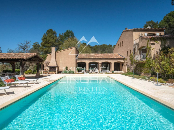 View of the pool and property in a landscaped park in Rians, near Aix-en-Provence.