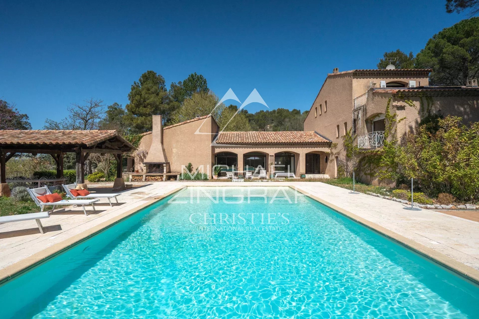 Property with swimming pool in Rians View of the pool and property in a landscaped park in Rians, near Aix-en-Provence.