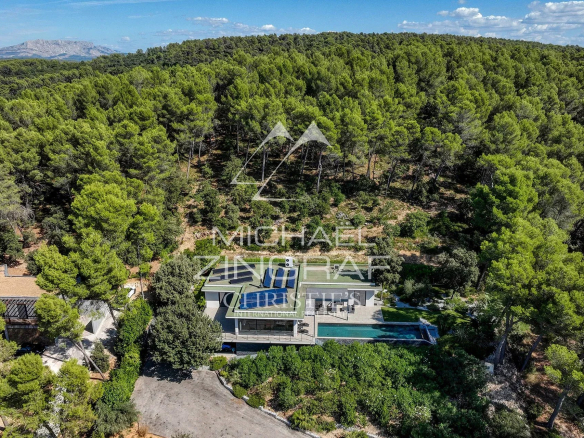 Contemporary villa with swimming pool, surrounded by pine forest in Aix-en-Provence.