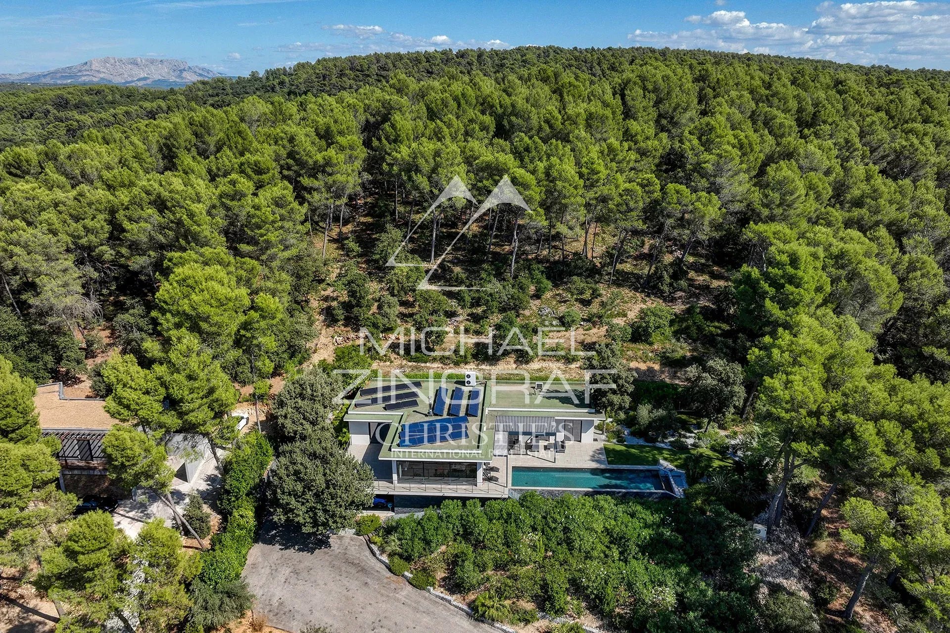 Contemporary architect-designed villa in Aix-en-Provence Contemporary villa with swimming pool, surrounded by pine forest in Aix-en-Provence.