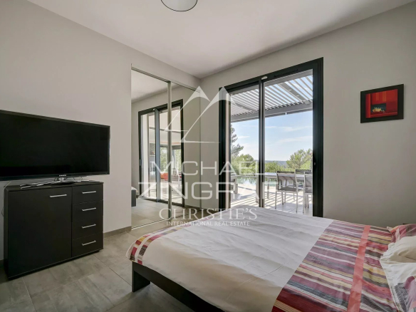 Room in a contemporary villa overlooking the pine forest in Aix-en-Provence.