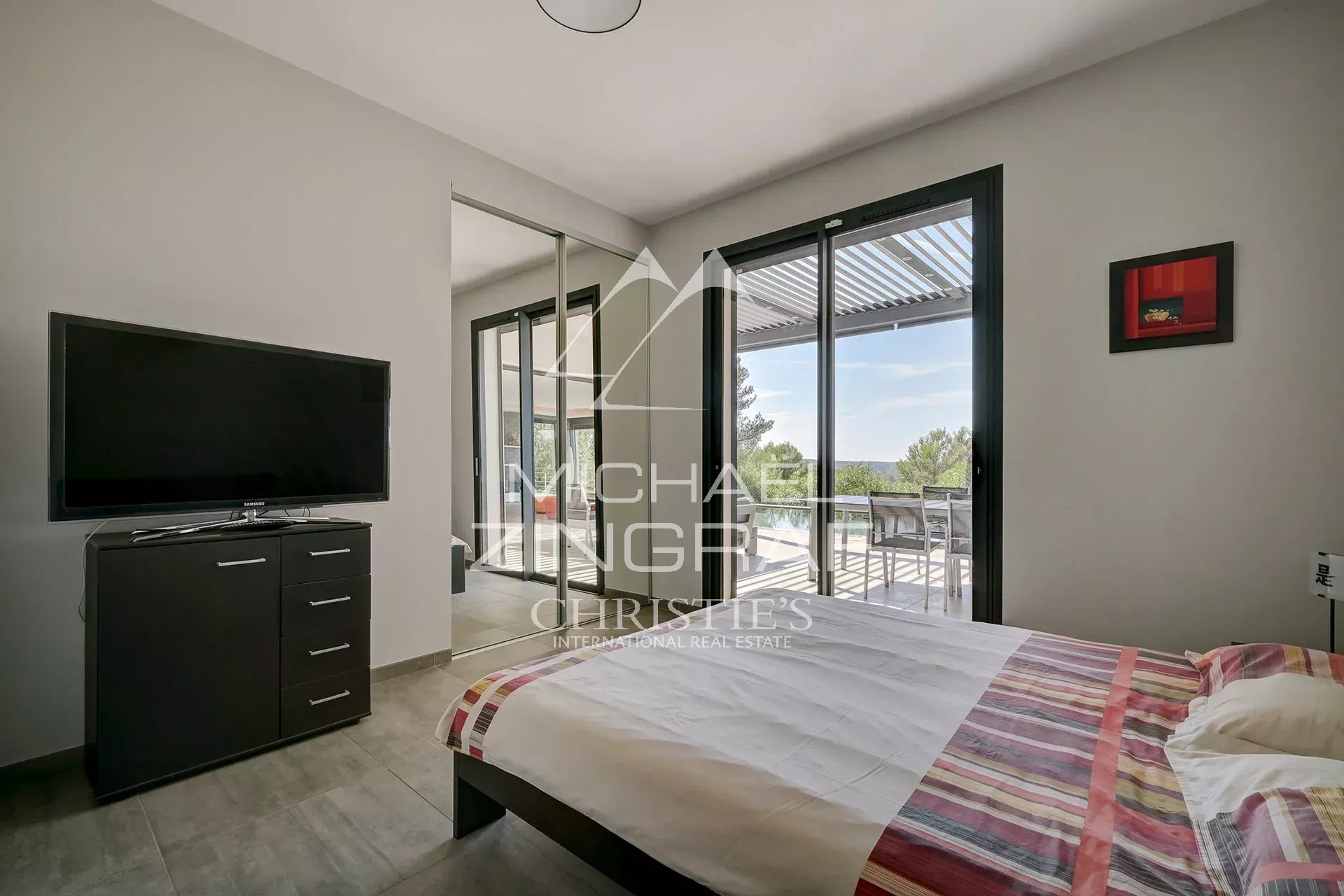 Contemporary villa bedroom Room in a contemporary villa overlooking the pine forest in Aix-en-Provence.