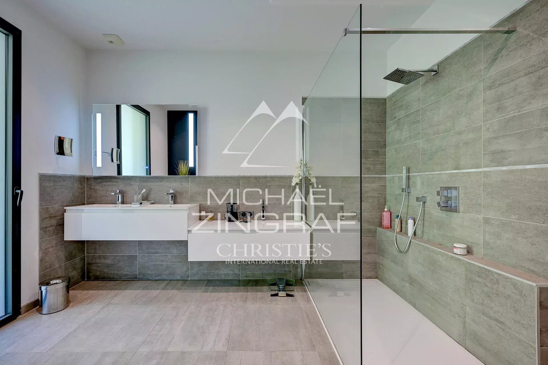 Contemporary bathroom Modern bathroom with walk-in shower and double vanity in a contemporary villa.