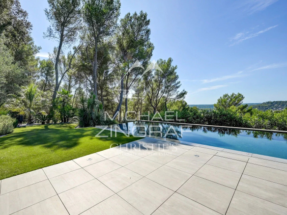 Contemporary villa with swimming pool and views of nature in Aix-en-Provence