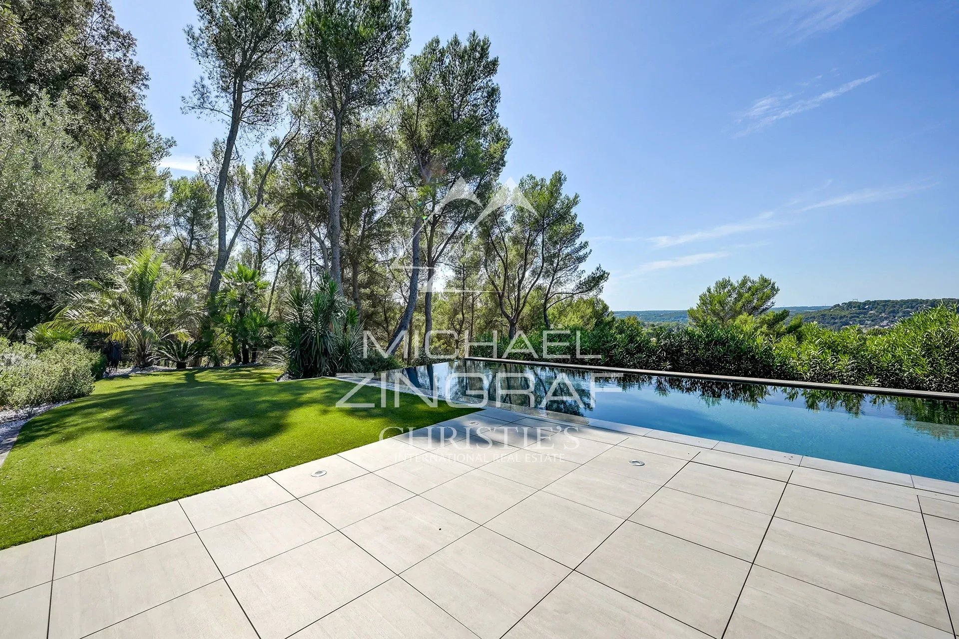 Architect-designed villa in Aix-en-Provence Contemporary villa with swimming pool and views of nature in Aix-en-Provence