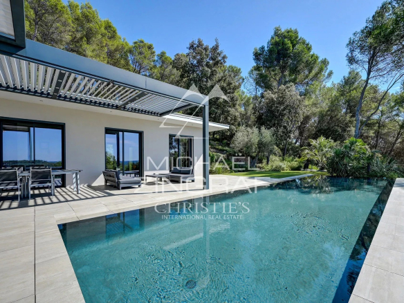 Contemporary villa with swimming pool and views of the pine forest in Aix-en-Provence.