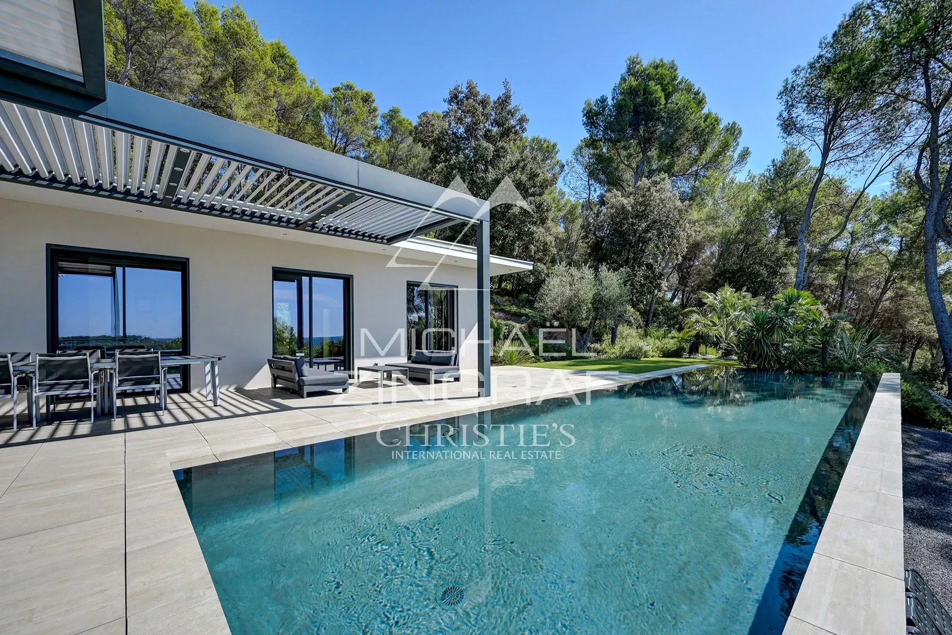 Contemporary villa in Aix-en-Provence Contemporary villa with swimming pool and views of the pine forest in Aix-en-Provence.