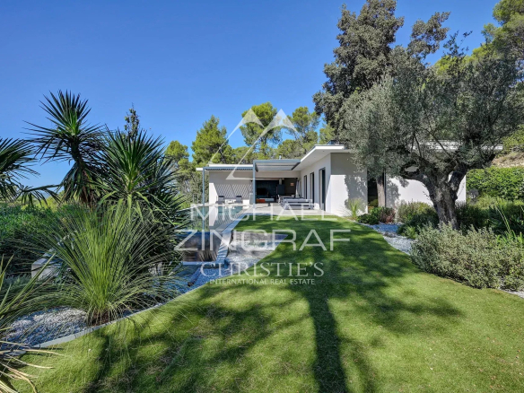 Contemporary villa with garden and panoramic views in Aix-en-Provence.