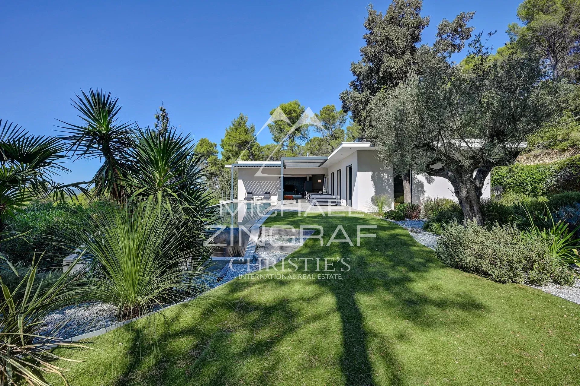 Contemporary architect-designed villa in Aix-en-Provence Contemporary villa with garden and panoramic views in Aix-en-Provence.