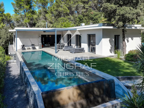 Contemporary villa with swimming pool and garden, surrounded by pine forest in Aix-en-Provence.