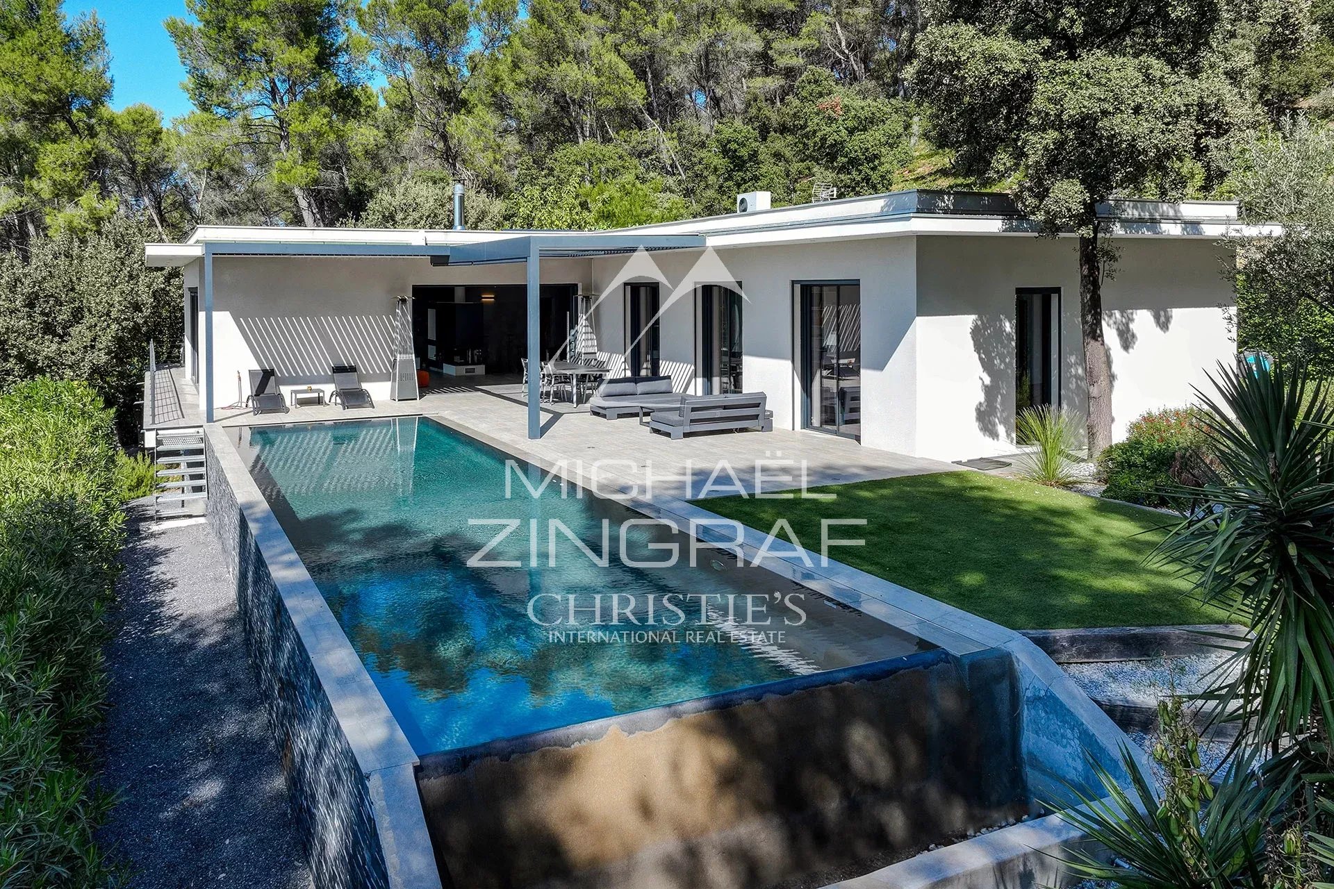 Contemporary architect-designed villa in Aix-en-Provence Contemporary villa with swimming pool and garden, surrounded by pine forest in Aix-en-Provence.