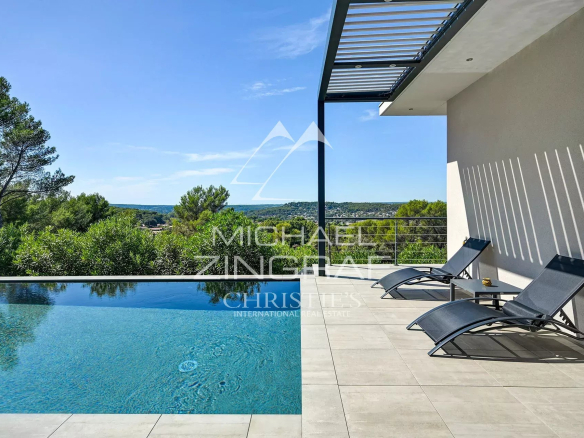View of the swimming pool and terrace of a contemporary villa in Aix-en-Provence.