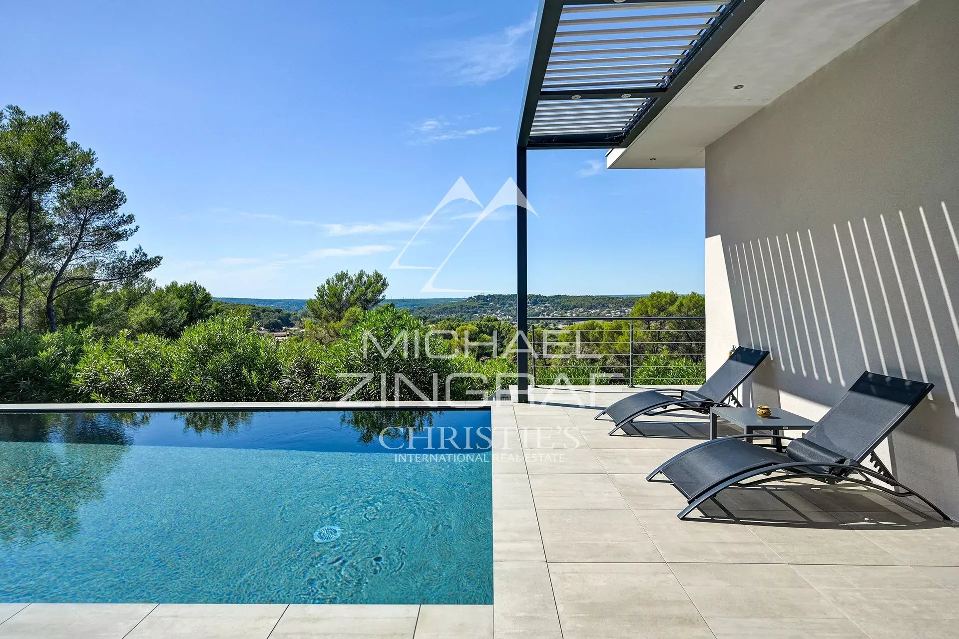 Contemporary villa with swimming pool in Aix-en-Provence View of the swimming pool and terrace of a contemporary villa in Aix-en-Provence.