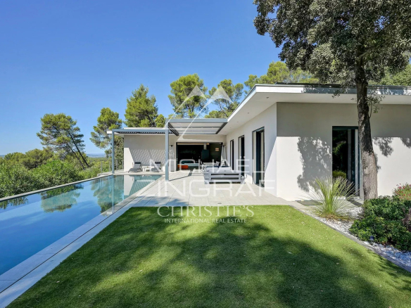 Contemporary villa with swimming pool and garden, located in Aix-en-Provence, surrounded by pine forests.