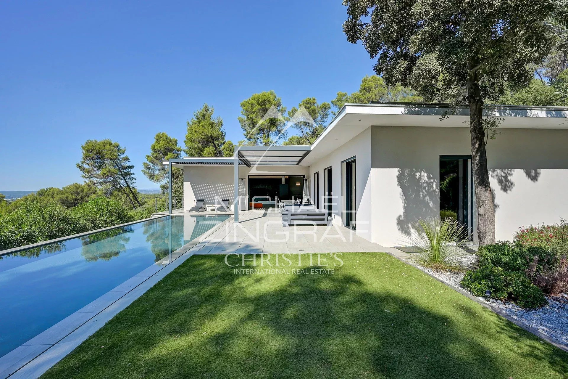 Contemporary villa in Aix-en-Provence Contemporary villa with swimming pool and garden, located in Aix-en-Provence, surrounded by pine forests.