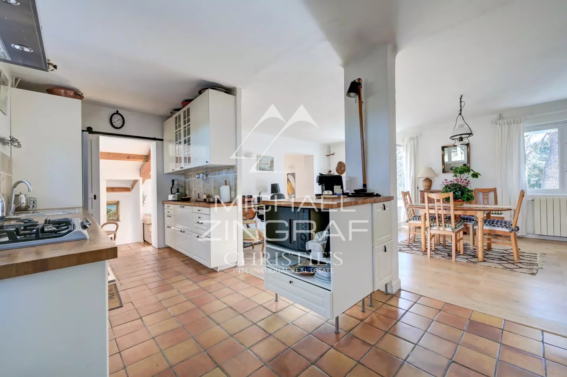 Intérieur d’une maison à Rognes Intérieur d'une maison avec cuisine moderne et salle à manger lumineuse.