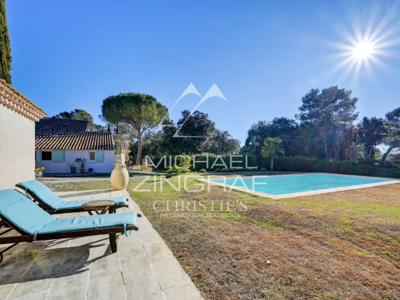 Maison avec piscine et transats dans un cadre naturel à Rognes, près d'Aix-en-Provence.