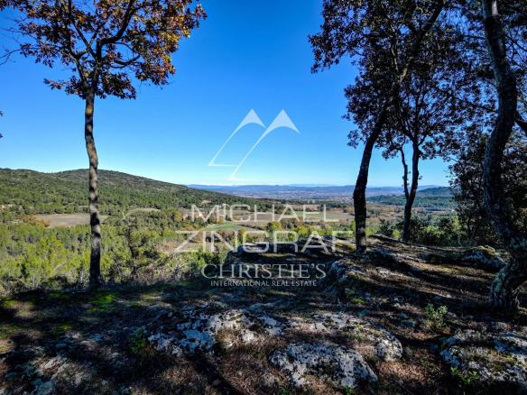 Vue panoramique sur la vallée entourée d'arbres, près de Rognes, Provence.