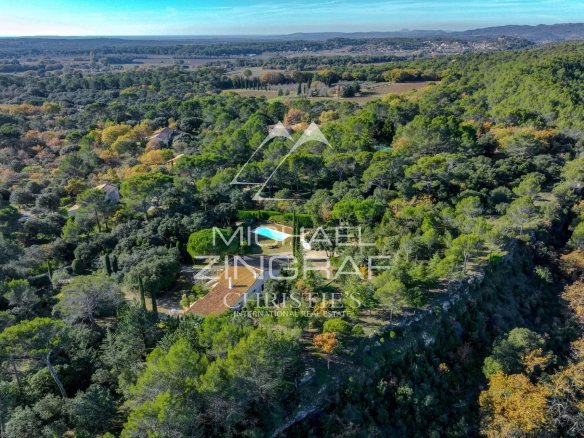 Vue aérienne d'une maison entourée de pinède et de cèdres, près de Rognes, Provence.