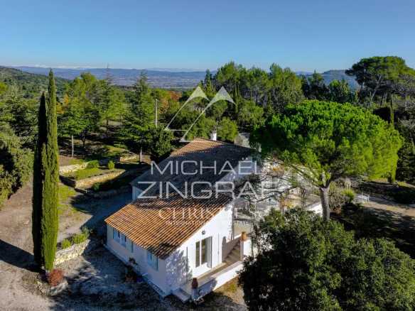 Maison entourée de pinède avec terrasses ensoleillées à Rognes, près d'Aix-en-Provence.
