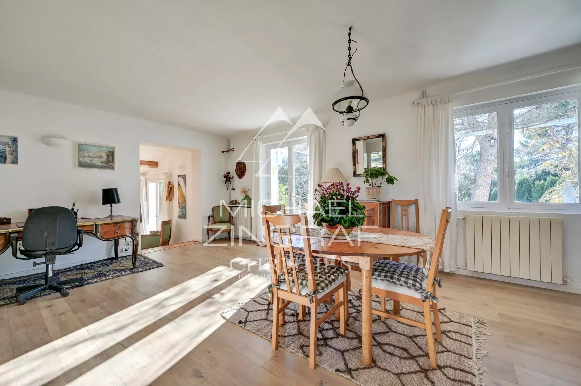 Intérieur d’une maison à Rognes Intérieur lumineux d'une maison avec salle à manger et salon, fenêtres ouvertes sur la nature.