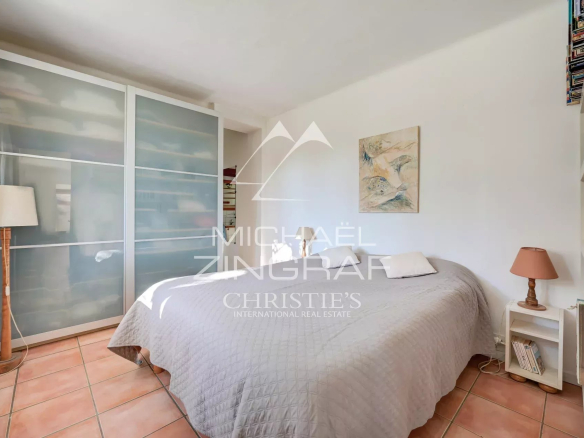 Chambre d'une maison à Rognes avec lit double et rangement.