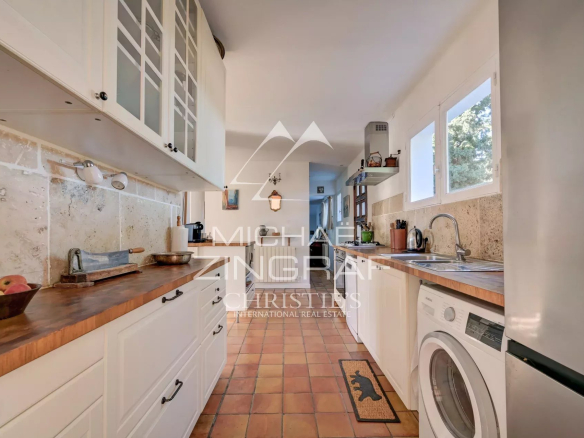 Cuisine lumineuse d'une maison située à Rognes, avec des meubles clairs et des équipements modernes.