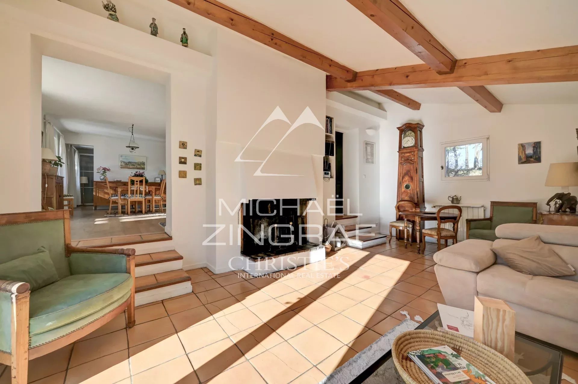 Intérieur d’une maison à Rognes Intérieur lumineux d'une maison avec poutres apparentes et mobilier en bois.