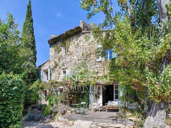 Renovated stone house with garden, surrounded by trees, in La Fare-les-Oliviers.