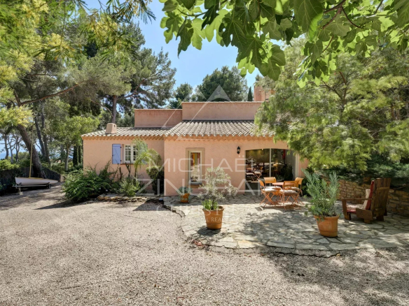 Villa with swimming pool surrounded by greenery in La Ciotat