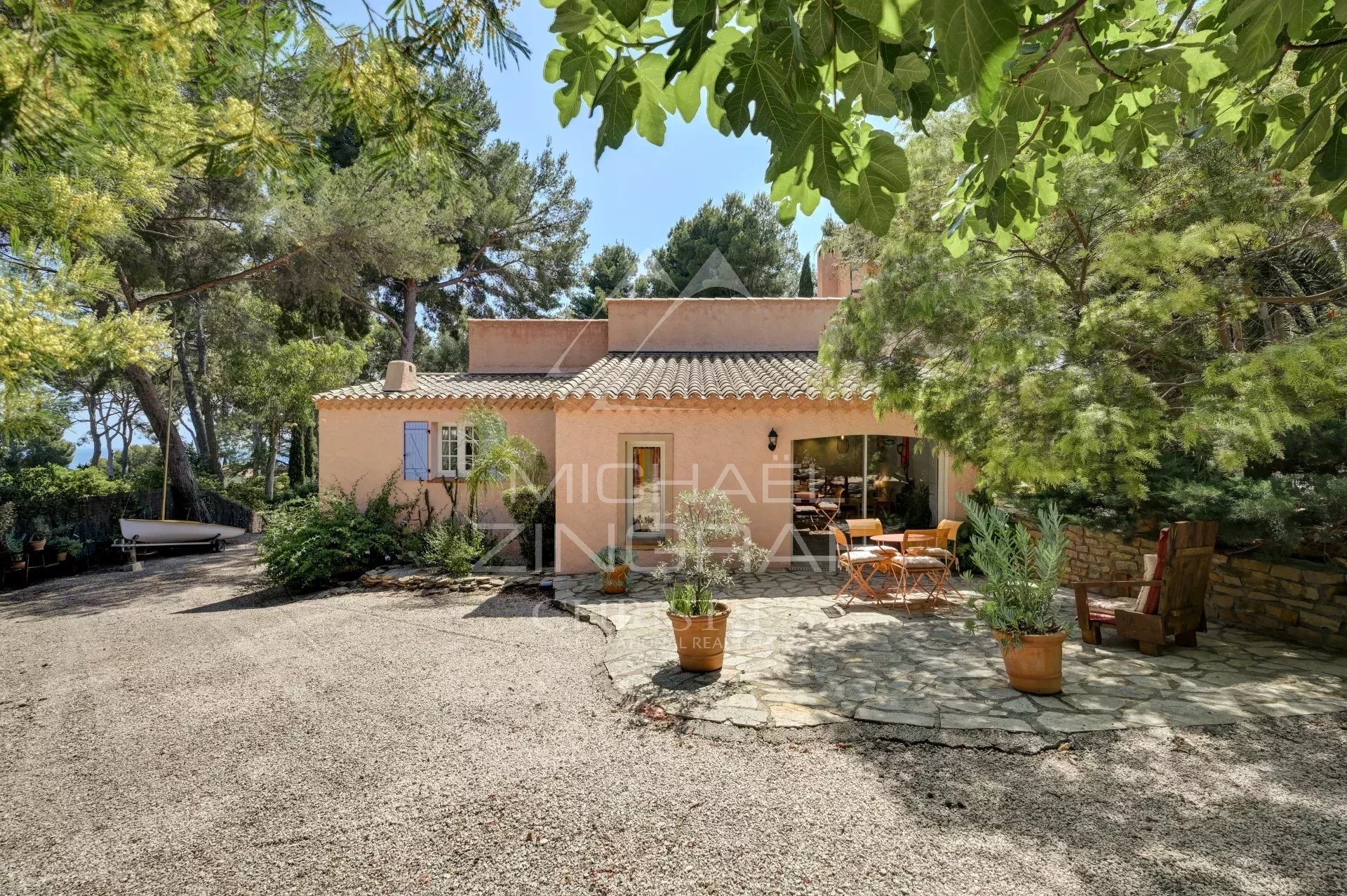 Villa in La Ciotat with swimming pool Villa with swimming pool surrounded by greenery in La Ciotat