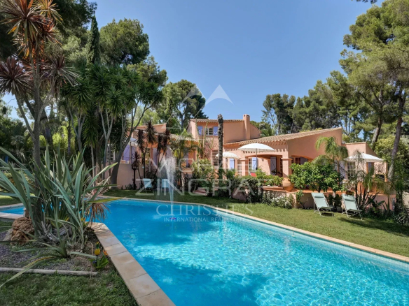 Villa with swimming pool surrounded by greenery in La Ciotat