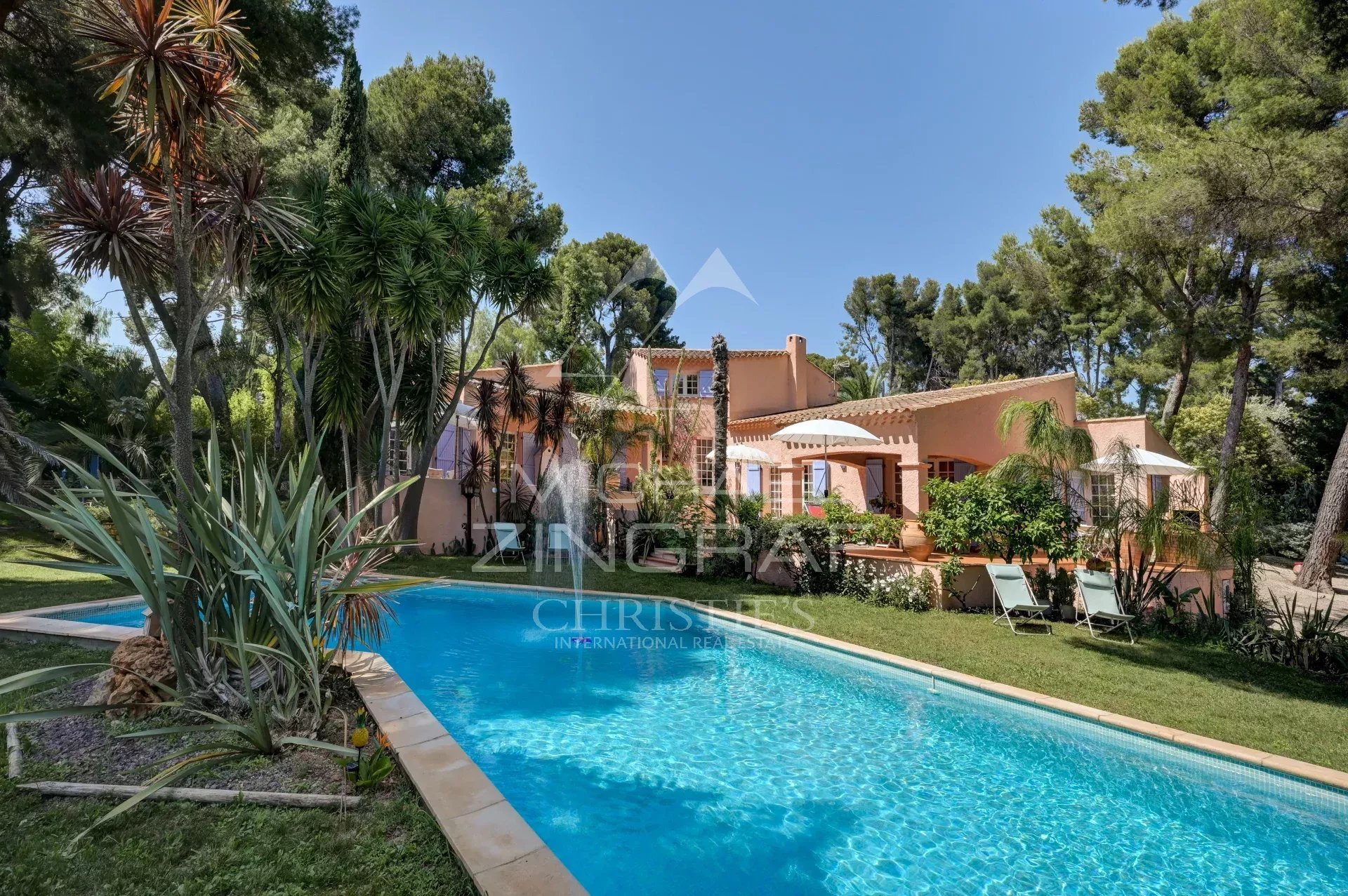 Villa with swimming pool in La Ciotat Villa with swimming pool surrounded by greenery in La Ciotat
