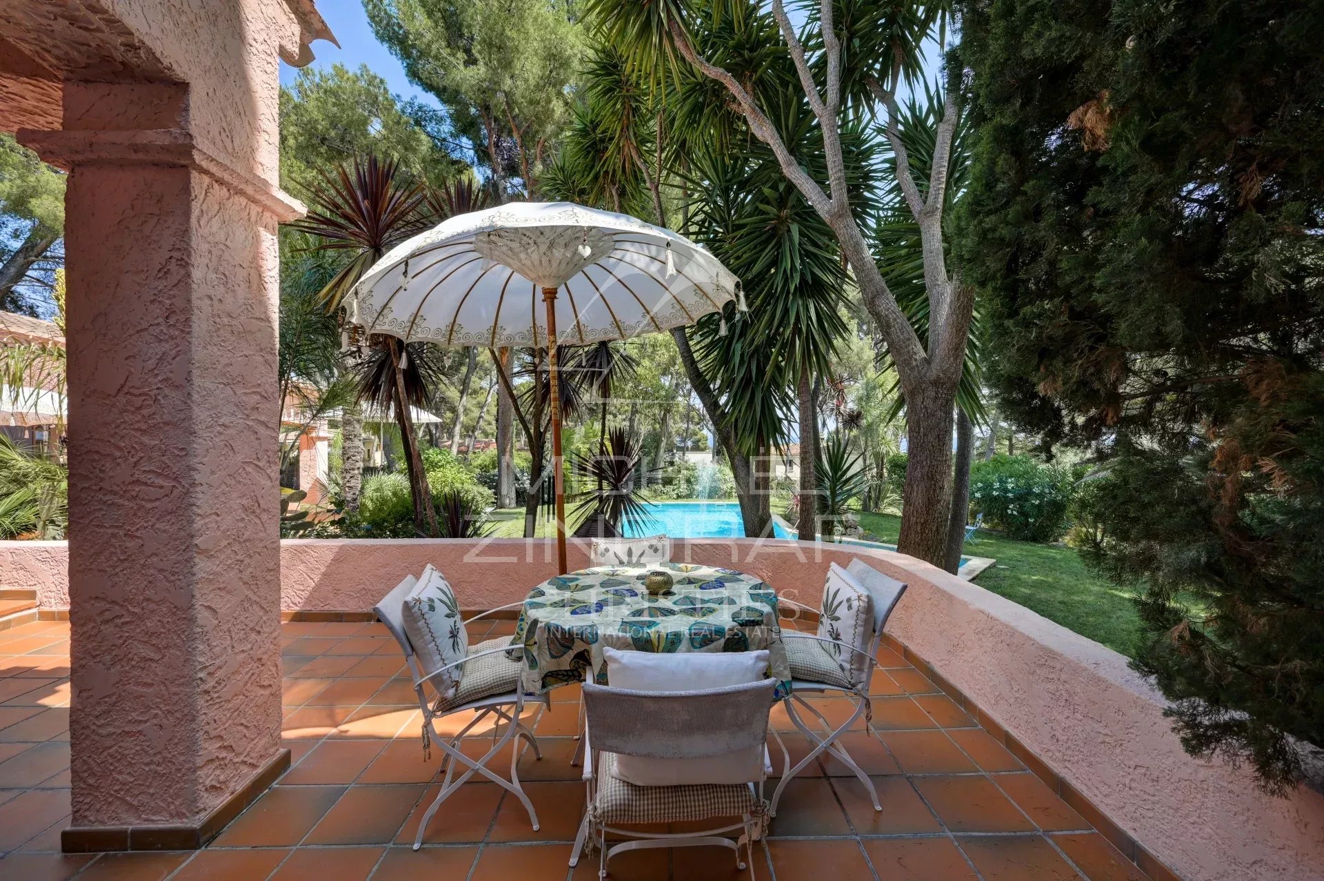Villa terrace in La Ciotat Terrace of a villa in La Ciotat with table and parasol, overlooking the garden and swimming pool.