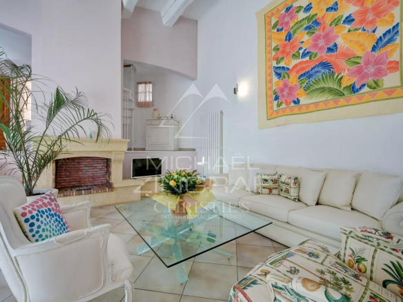 Interior of a villa in La Ciotat with a bright living room and colorful decoration.