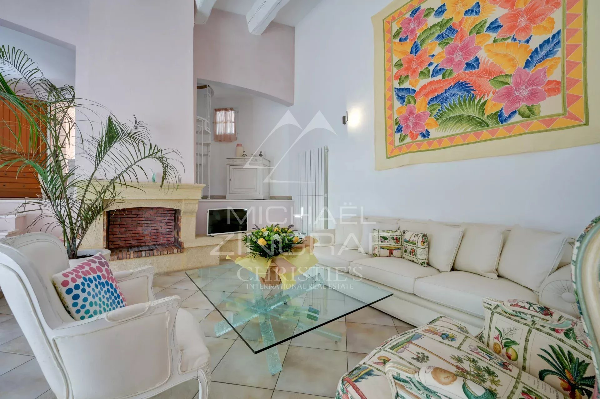 Interior of a villa in La Ciotat Interior of a villa in La Ciotat with a bright living room and colorful decoration.